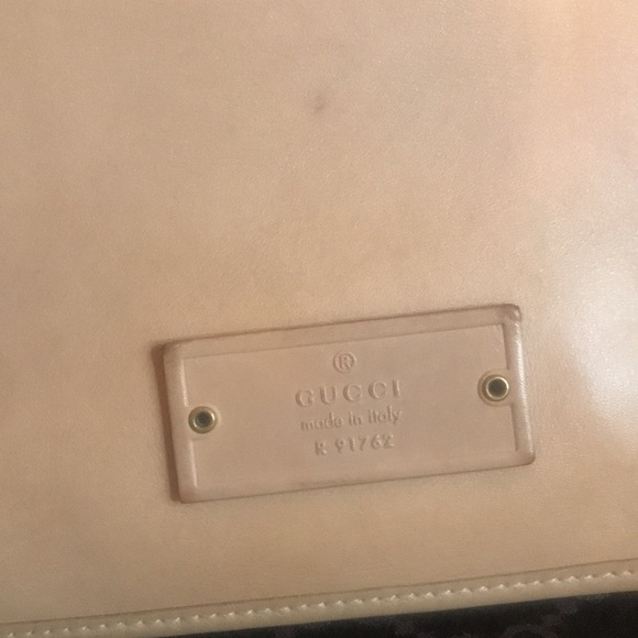 Authentic Gucci leather bag. Beige with gold hardware. - Picture 5 of 17